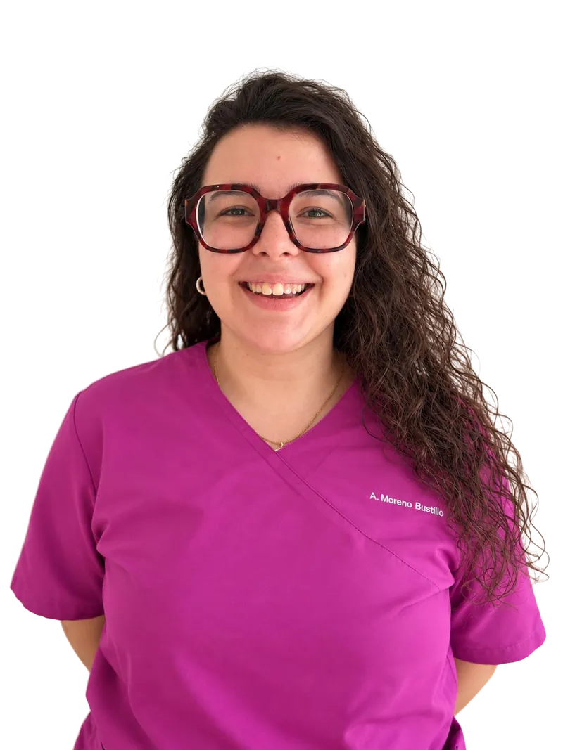 Ariadna Moreno, podóloga de Aura Podología, sonriendo con su uniforme de consulta.